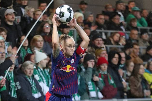 DFB Pokal Frauen RB Leipzig SV Werder Bremen 16 11 2025 Victoria Krug 20, RB Leipzig beim Einwurf Fußball, DFB Pokal Frauen, Saison 2025 2026, Achtelfinale RB Leipzig vs SV Werder Bremen am 16 11 2025, Trainingszentrum Cottaweg, Leipzig DFB REGULATIONS PROHIBIT ANY USE OF PHOTOGRAPHS AS IMAGE SEQUENCES AND OR QUASI VIDEO Copyright: xBEAUTIFULxSPORTS JanxKaeferx