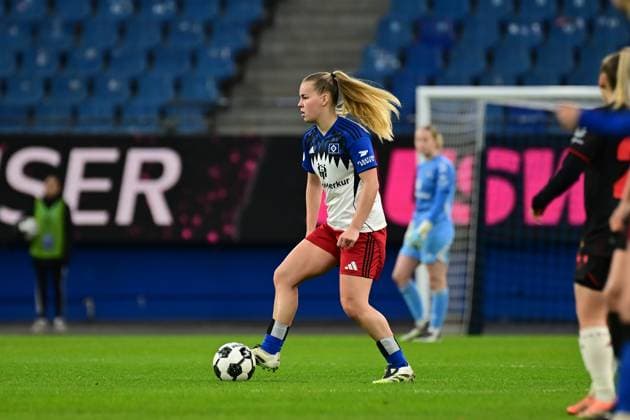 Soccer I Women I Season 2025 2026 I DFB Cup I Round of 16 I Hamburger SV Bayer 04 Leverkusen I 16 11 2025 Svea Stoldt 8, Hamburger SV Hamburg Volksparkstadion Hamburg Germany Copyright: xLobeca FelixxSchlikisx