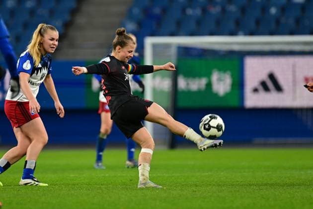 Soccer I Women I Season 2025 2026 I DFB Cup I Round of 16 I Hamburger SV Bayer 04 Leverkusen I 16 11 2025 Kristin Kögel 11, Bayer 04 Leverkusen clears the ball Hamburg Volksparkstadion Hamburg Germany Copyright: xLobeca FelixxSchlikisx