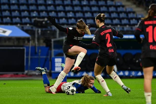 Soccer I Women I Season 2025 2026 I DFB Cup I Round of 16 I Hamburger SV Bayer 04 Leverkusen I 16 11 2025 Lilla Turanyi 24, Bayer 04 Leverkusen fouls Melanie Brunnthaler 11, Hamburger SV Hamburg Volksparkstadion Hamburg Germany Copyright: xLobeca FelixxSchlikisx