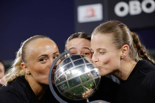 GOTHENBURG, SWEDEN 20251116 Alva Selerud and Anna Anvegard kiss Crown Princess Victorias trophy as Häcken celebrate being Swedish champions after Sundays football match in the womens Swedish league between BK Häcken FF and Pitea IF DFF at Bravida Arena GOTHENBURG SWEDEN x9200x  Copyright: xAdamxIhse TTx DAMALLSVENSKAN HÄCKEN-PITEA