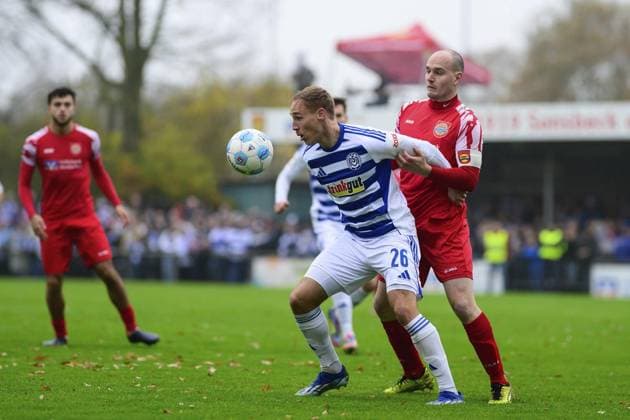 Niederrheinpokal SV Sonsbeck MSV Duisburg FOR EDITORIAL PURPOSES ONLY p Soccer Niederrheinpokal SV Sonsbeck MSV Duisburg on 16 11 25 in the Willy Lemkens Sportpark in Sonsbeck Florian Krüger Duisburg ,left Robin Schoofs,right Duisburg Copyright JakobxKlos Copyright: JakobxKlos doc83aeyjkfy9s1hhmqeiae ,EDITORIAL USE ONLY Copyright: JakobxKlos