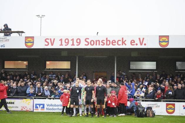 Niederrheinpokal SV Sonsbeck MSV Duisburg FOR EDITORIAL PURPOSES ONLY p Football Niederrheinpokal SV Sonsbeck MSV Duisburg on 16 11 25 in the Willy Lemkens Sportpark in Sonsbeck X Duisburg Copyright JakobxKlos Copyright: JakobxKlos doc83aeyjrpmts1g64rao2t ,EDITORIAL USE ONLY Copyright: JakobxKlos