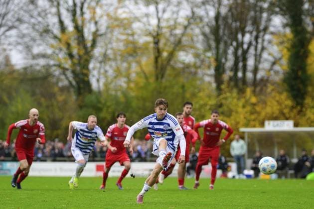 Niederrheinpokal SV Sonsbeck MSV Duisburg FOR EDITORIAL PURPOSES ONLY p Soccer Niederrheinpokal SV Sonsbeck MSV Duisburg on 16 11 25 at the Willy Lemkens Sportpark in Sonsbeck Patrick Sussek Duisburg Duisburg Copyright JakobxKlos Copyright: JakobxKlos doc83aeynrotx1uctu8hkv ,EDITORIAL USE ONLY Copyright: JakobxKlos