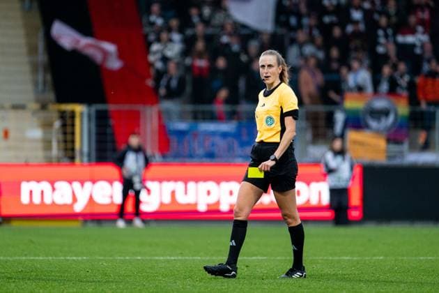 Referee Davina Lutz, GER, TSG 1899 Hoffenheim vs Eintracht Frankfurt, Football Womens DFB Cup, Round of 16, 2025 2026 season, 16 11 2025 DFB regulations prohibit any use of photographs as image sequences and or quasi video GER, TSG 1899 Hoffenheim vs Eintracht Frankfurt, Football Womens DFB Cup, Round of 16, 2025 2026 season, 16 11 2025 Hoffenheim Copyright: xEibner-Pressefoto Memmlerx EP_MMR