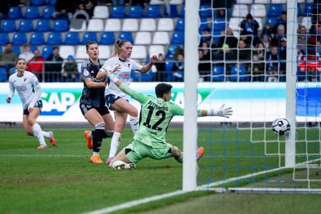 Jill Janssens TSG Hoffenheim, 09 scores the goal for 3 4 in a duel with Lina Altenburg Eintracht Frankfurt, 12 , GER, TSG 1899 Hoffenheim vs Eintracht Frankfurt, Womens DFB Cup, round of 16, 2025 2026 season, 16 11 2025 DFB regulations prohibit any use of photographs as image sequences and or quasi video GER, TSG 1899 Hoffenheim vs Eintracht Frankfurt, Fußball Frauen DFB Pokal, Achtelfinale, Saison 2025 2026, 16 11 2025 Hoffenheim Copyright: xEibner-Pressefoto Memmlerx EP_MMR
