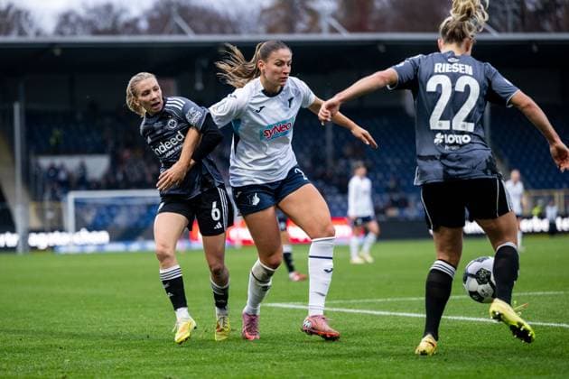 Melissa Koessler TSG Hoffenheim, 25 in duel with Elisa Senß Eintracht Frankfurt, 06 , Nadine Riesen Eintracht Frankfurt, 22 , GER, TSG 1899 Hoffenheim vs Eintracht Frankfurt, Womens DFB Cup, round of 16, 2025 2026 season, 16 11 2025 DFB regulations prohibit any use of photographs as image sequences and or quasi video GER, TSG 1899 Hoffenheim vs Eintracht Frankfurt, Fußball Frauen DFB Pokal, Achtelfinale, Saison 2025 2026, 16 11 2025 Hoffenheim Copyright: xEibner-Pressefoto Memmlerx EP_MMR