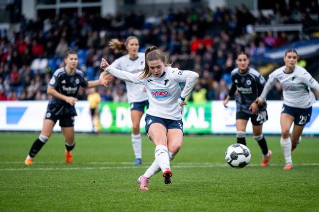Valesca Ampoorter TSG Hoffenheim, 18 on the ball scores the goal for 4 6 from the penalty spot, GER, TSG 1899 Hoffenheim vs Eintracht Frankfurt, Football Women DFB Pokal, Round of 16, 2025 2026 season, 16 11 2025 DFB regulations prohibit any use of photographs as image sequences and or quasi video GER, TSG 1899 Hoffenheim vs Eintracht Frankfurt, Football Women DFB Pokal, Round of 16, 2025 2026 season, 16 11 2025 Hoffenheim Copyright: xEibner-Pressefoto Memmlerx EP_MMR