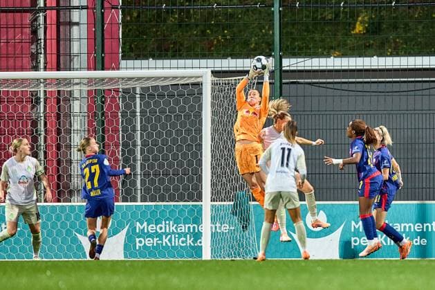 16 11 2025, GER, Womens soccer, DFB Cup, Round of 16, 2025 2026, RB Leipzig SV Werder Bremen Elvira Herzog 1, RB Leipzig , picks ball out of the air Leipzig training center of the Red Bull Saxony Germany