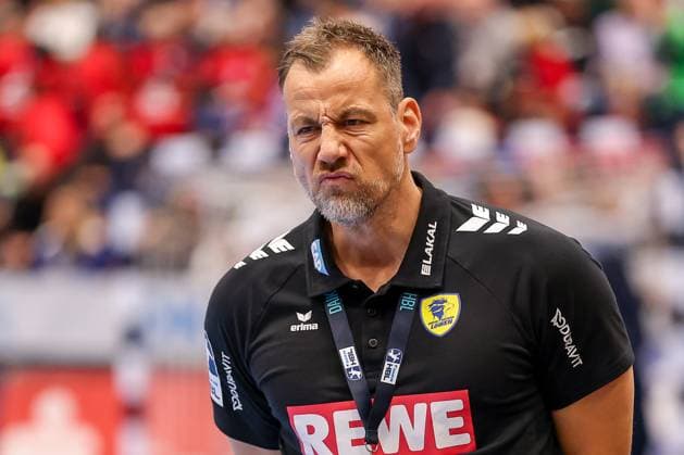16 11 2025, Handball, HBL, Bergischer HC Rhein Neckar Löwen, Mitsubishi Electric HALLE Düsseldorf Head coach Maik Machulla Rhein Neckar Löwen hc pulls a mine reacts on the sidelines North Rhine-Westphalia Germany