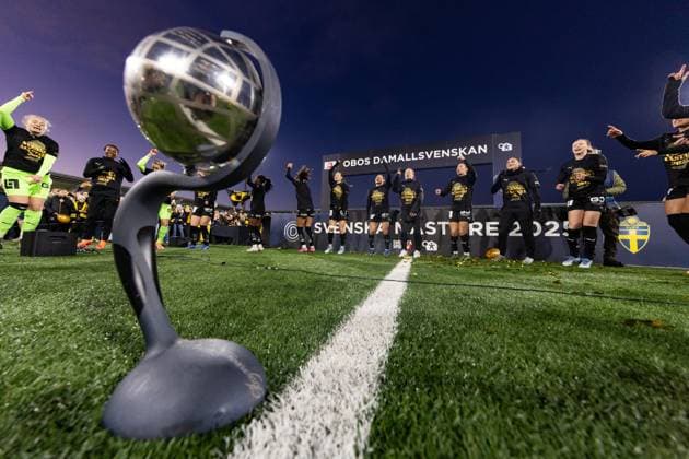 251116 Häcken celebrates with Crown Princess Victorias trophy after winning the Damallsvenskan and the football match between Häcken and Pitea on November 16, 2025 in Gothenburg  Copyright: MICHAELxERICHSEN BB251116MI024