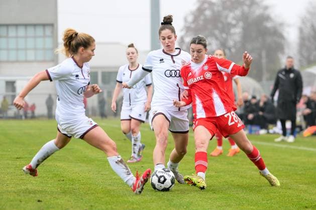 Soccer, DFB Cup Women, 20251116, FC Ingolstadt 04 FC Bayern Munich In the picture from l Leonie HABERÄCKER Ingolstadt, 13 , Emma KUSCH Ingolstadt, 9 , Barbara DUNST Bayern, 28 Zweikampf Ball Ingolstadt ESV Stadion Bayern Germany Copyright: Passion2Press MarkusxFischerx