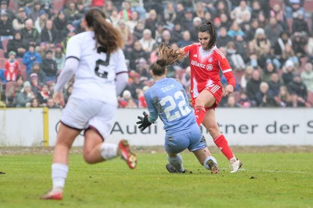 Soccer, DFB Cup Women, 20251116, FC Ingolstadt 04 FC Bayern Munich In the picture from l Goalkeeper Anna Lena DAUM Ingolstadt, 22 , Jovana DAMNJANOVIC Bayern, 9 Ingolstadt ESV Stadion Bayern Germany Copyright: Passion2Press MarkusxFischerx