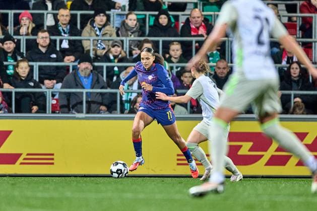 16 11 2025, GER, womens soccer, DFB Cup, round of 16, 2025 2026, RB Leipzig SV Werder Bremen Lisa Baum 11, RB Leipzig , action, dribbles towards goal Leipzig training center of the Red Bull Saxony Germany