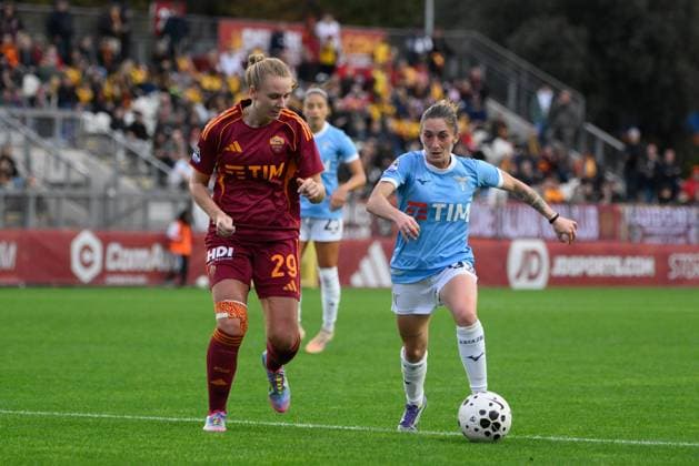 Lazioâ??s Women Noemi Visentin and AS Roma s Annalena Rieke during the Italian Football Championship League A Women 2025 2026 match between AS Roma vs SS Lazio at the Tre Fontane stadium on 16 November 2025.  Copyright: xFabrizioxCorradetti IPAxSportx xipa-agency.netx xx IPA_68024071 IPA_Agency_IPA68024071