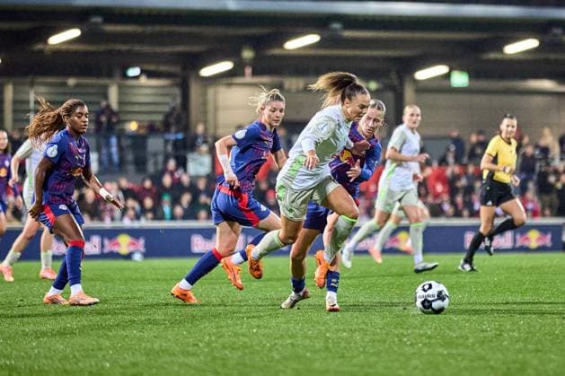 16 11 2025, GER, womens soccer, DFB Cup, round of 16, 2025 2026, RB Leipzig SV Werder Bremen Maja Sternad 11, SV Werder Bremen , is fouled, with ball Leipzig training center of the Red Bull Saxony Germany