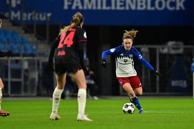 Soccer I Women I Season 2025 2026 I DFB Cup I Round of 16 I Hamburger SV Bayer 04 Leverkusen I 16 11 2025 Lilla Turanyi 24, Bayer 04 Leverkusen Melanie Brunnthaler 11, Hamburger SV Hamburg Volksparkstadion Hamburg Germany Copyright: xLobeca FelixxSchlikisx