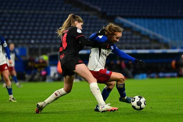 Soccer I Women I Season 2025 2026 I DFB Cup I Round of 16 I Hamburger SV Bayer 04 Leverkusen I 16 11 2025 Lilla Turanyi 24, Bayer 04 Leverkusen Melanie Brunnthaler 11, Hamburger SV Hamburg Volksparkstadion Hamburg Germany Copyright: xLobeca FelixxSchlikisx