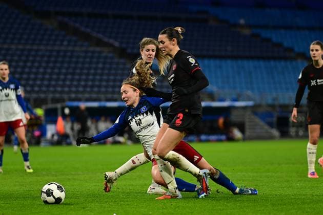 Soccer I Women I Season 2025 2026 I DFB Cup I Round of 16 I Hamburger SV Bayer 04 Leverkusen I 16 11 2025 Lilla Turanyi 24, Bayer 04 Leverkusen Melanie Brunnthaler 11, Hamburger SV Selina Ostermeier 2, Bayer 04 Leverkusen Hamburg Volksparkstadion Hamburg Germany Copyright: xLobeca FelixxSchlikisx