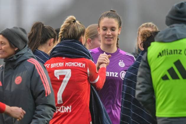 Soccer, DFB Cup Women, 20251116, FC Ingolstadt 04 FC Bayern München In the picture from l Giulia GWINN Bayern, 7 , goalkeeper Ena MAHMUTOVIC Bayern, 32 Final cheer Ingolstadt ESV Stadion Bayern Germany Copyright: Passion2Press MarkusxFischerx