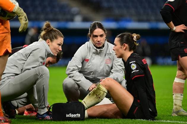 Soccer I Women I Season 2025 2026 I DFB Cup I Round of 16 I Hamburger SV Bayer 04 Leverkusen I 16 11 2025 Selina Ostermeier 2, Bayer 04 Leverkusen injured on the ground Hamburg Volksparkstadion Hamburg Germany Copyright: xLobeca FelixxSchlikisx