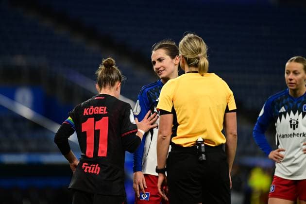 Soccer I Women I Season 2025 2026 I DFB Cup I Round of 16 I Hamburger SV Bayer 04 Leverkusen I 16 11 2025 Kristin Kögel 11, Bayer 04 Leverkusen Pauline Annette Machtens 28, Hamburger SV Karoline Wacker Referee Hamburg Volksparkstadion Hamburg Germany Copyright: xLobeca FelixxSchlikisx