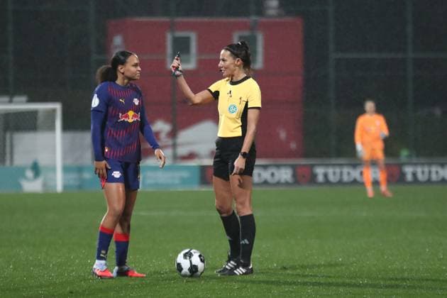 DFB Pokal Women RB Leipzig SV Werder Bremen 16 11 2025 Referee Nadine Westerhoff with whistle and Lisa Baum 11, RB Leipzig Football, DFB Pokal Women, Season 2025 2026, Round of 16 RB Leipzig vs SV Werder Bremen on 16 11 2025, Training Center Cottaweg, Leipzig DFB REGULATIONS PROHIBIT ANY USE OF PHOTOGRAPHS AS IMAGE SEQUENCES AND OR QUASI VIDEO Copyright: xBEAUTIFULxSPORTS JanxKaeferx
