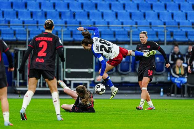 Lilla Turanyi Bayer 04 Leverkusen, 24 , Pauline Machtens Hamburger SV, 28 GER, Hamburger SV vs Bayer 04 Leverkusen, Women, Football, DFB Cup, Round of 16, 2025 2026 season, 16 11 2025 GER, Hamburger SV vs Bayer 04 Leverkusen, Women, Football, DFB Cup, Round of 16, 2025 2026 season, 16 11 2025 Hamburg Copyright: xEibner-Pressefoto MarcelxvonxFehrnx EP_MFN