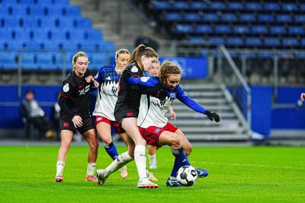 Lilla Turanyi Bayer 04 Leverkusen, 24 , Melanie Brunnthaler Hamburger SV, 11 GER, Hamburger SV vs Bayer 04 Leverkusen, Women, Football, DFB Pokal, Round of 16, 2025 2026 season, 16 11 2025 GER, Hamburger SV vs Bayer 04 Leverkusen, Women, Football, DFB Pokal, Round of 16, 2025 2026 season, 16 11 2025 Hamburg Copyright: xEibner-Pressefoto MarcelxvonxFehrnx EP_MFN