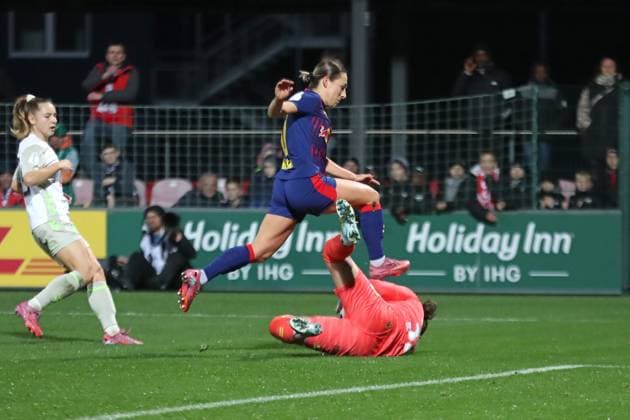 DFB Pokal Women RB Leipzig SV Werder Bremen 16 11 2025 Gina Chmielinski 10, RB Leipzig jumping over goalkeeper Mariella El Sherif 39, Werder Bremen Football, DFB Pokal Women, Season 2025 2026, Round of 16 RB Leipzig vs SV Werder Bremen on 16 11 2025, Training Center Cottaweg, Leipzig DFB REGULATIONS PROHIBIT ANY USE OF PHOTOGRAPHS AS IMAGE SEQUENCES AND OR QUASI VIDEO Copyright: xBEAUTIFULxSPORTS JanxKaeferx