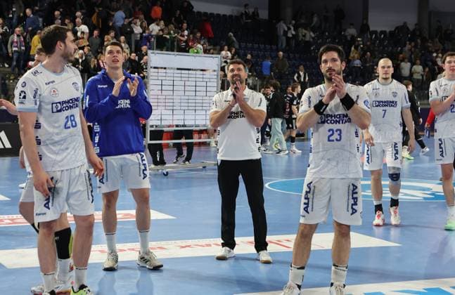 16 11 2025 Handball 1 Bundesliga DAIKIN HBL Season 2025 2026 12 Matchday HC Erlangen Metropolregion Nuremberg HCE TBV Lemgo Lippe DaMa xdaxmax Cheering after the match Florian Kehrmann Coach TBV Lemgo and team Team