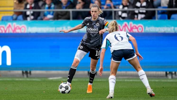 v li Laura Freigang SGE, 10 , Vanessa Diehm TSG, 6 , duel, duel, tackle, tackling, dynamics, action, action, 16 11 2025, Sinsheim Hoffenheim Germany , Football, Womens DFB Cup, Round of 16, TSG 1899 Hoffenheim Eintracht Frankfurt, DFB DFL REGULATIONS PROHIBIT ANY USE OF PHOTOGRAPHS AS IMAGE SEQUENCES AND OR QUASI VIDEO xozx