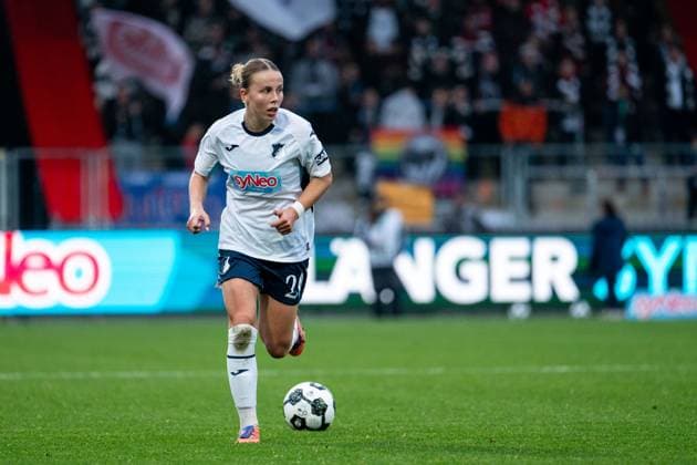 Laura Gloning TSG Hoffenheim, 20 on the ball at free kick, GER, TSG 1899 Hoffenheim vs Eintracht Frankfurt, Football Women DFB Pokal, Round of 16, 2025 2026 season, 16 11 2025 DFB regulations prohibit any use of photographs as image sequences and or quasi video GER, TSG 1899 Hoffenheim vs Eintracht Frankfurt, Football Women DFB Pokal, Round of 16, 2025 2026 season, 16 11 2025 Hoffenheim Copyright: xEibner-Pressefoto Memmlerx EP_MMR