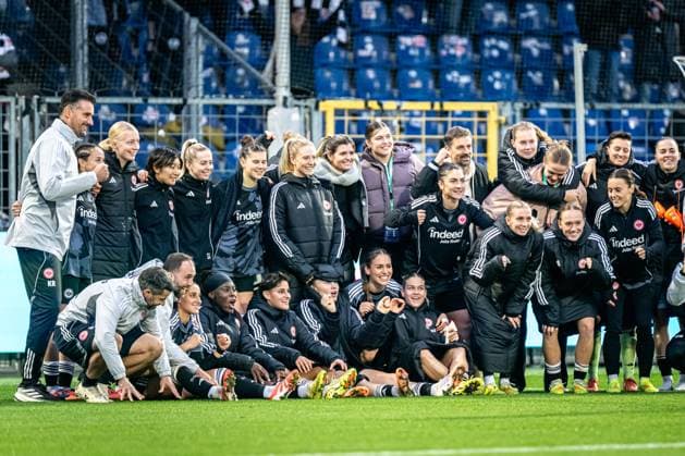 DFB Pokal Women TSG Hoffenheim Eintracht Frankfurt 16 11 2025 E, A and B pose with Q, T and other teammates after the match in the stadium DFB Pokal Women TSG Hoffenheim vs Eintracht Frankfurt, at the Dietmar Hopp Stadium in Hoffenheim Copyright: xBEAUTIFULxSPORTS Gelhardtx