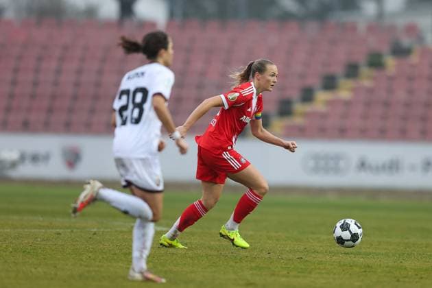 Magdalena Eriksson FC Bayern Muenchen, 05 with Annika Koemm FC Ingolstadt 04, 28 , GER, FC Ingolstadt 04 vs FC Bayern Muenchen, Soccer, DFB Pokal Women, Round of 16, Season 2025 2026, 16 11 2025, DFB REGULATES PROHIBIT ANY USE OF PHOTOGRAPHS AS IMAGE SEQUENCES AND OR QUASI VIDEO, GER, FC Ingolstadt 04 vs FC Bayern Muenchen, Football, DFB Cup Women, Round of 16, Season 2025 2026, 16 11 2025 Ingolstadt Copyright: xEibner-Pressefoto JennixMaulx EP_JML