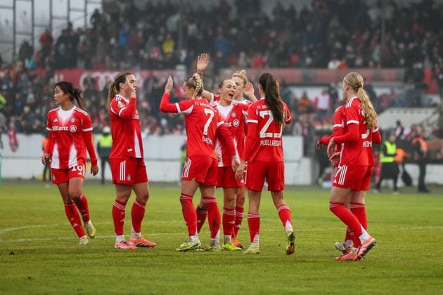 The Bayern players celebrate the victory, GER, FC Ingolstadt 04 vs FC Bayern Muenchen, Football, DFB Pokal Women, Round of 16, Season 2025 2026, 16 11 2025, DFB REGULATES PROHIBIT ANY USE OF PHOTOGRAPHS AS IMAGE SEQUENCES AND OR QUASI VIDEO, GER, FC Ingolstadt 04 vs FC Bayern Muenchen, Football, DFB Pokal Women, Round of 16, Season 2025 2026, 16 11 2025 Ingolstadt Copyright: xEibner-Pressefoto JennixMaulx EP_JML