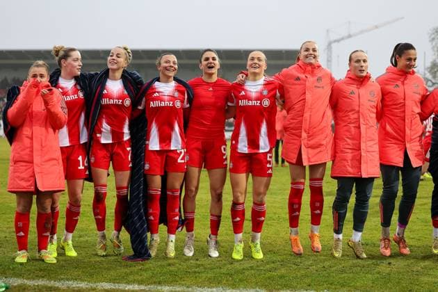 The Bayern players celebrate the victory, GER, FC Ingolstadt 04 vs FC Bayern Muenchen, Football, DFB Pokal Women, Round of 16, Season 2025 2026, 16 11 2025, DFB REGULATES PROHIBIT ANY USE OF PHOTOGRAPHS AS IMAGE SEQUENCES AND OR QUASI VIDEO, GER, FC Ingolstadt 04 vs FC Bayern Muenchen, Football, DFB Pokal Women, Round of 16, Season 2025 2026, 16 11 2025 Ingolstadt Copyright: xEibner-Pressefoto JennixMaulx EP_JML