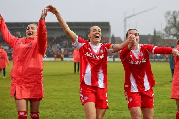 The Bayern players celebrate the victory, Glodis Perla Viggosdottir FC Bayern Muenchen, 04 with Magdalena Eriksson FC Bayern Muenchen, 05 and Vanessa Gilles FC Bayern Muenchen, 02 , GER, FC Ingolstadt 04 vs FC Bayern Muenchen, Soccer, DFB Pokal Frauen, Round of 16, Season 2025 2026, 16 11 2025, DFB REGULATIONS PROHIBIT ANY USE OF PHOTOGRAPHS AS IMAGE SEQUENCES AND OR QUASI VIDEO, GER, FC Ingolstadt 04 vs FC Bayern Muenchen, Football, DFB Pokal Women, Round of 16, Season 2025 2026, 16 11 2025 Ingolstadt Copyright: xEibner-Pressefoto JennixMaulx EP_JML