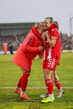 Glodis Perla Viggosdottir FC Bayern Muenchen, 04 with Jovana Damnjanovic FC Bayern Muenchen, 09 and Magdalena Eriksson FC Bayern Muenchen, 05 happy after the victory, cheering, GER, FC Ingolstadt 04 vs FC Bayern Muenchen, Football, DFB Pokal Frauen, Round of 16, Season 2025 2026, 16 11 2025, DFB REGULATES PROHIBIT ANY USE OF PHOTOGRAPHS AS IMAGE SEQUENCES AND OR QUASI VIDEO, GER, FC Ingolstadt 04 vs FC Bayern Muenchen, Football, DFB Pokal Women, Round of 16, Season 2025 2026, 16 11 2025 Ingolstadt Copyright: xEibner-Pressefoto JennixMaulx EP_JML