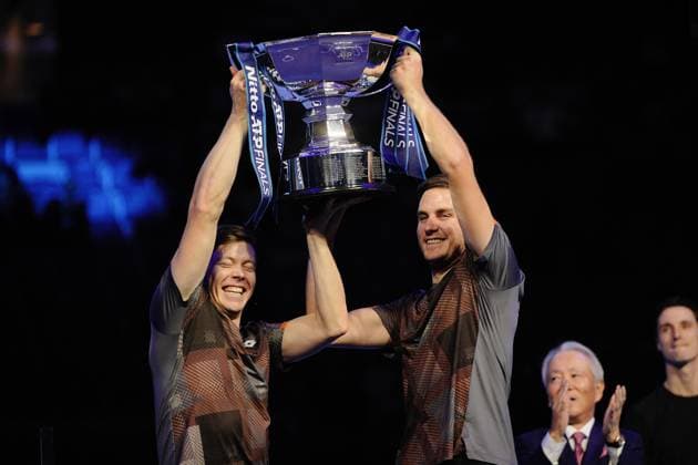 Great Britain s Henry Patten and Finland™s Harri Heliovaara celebrate with the trophy after winning their doubles final match and the ATP, Tennis Herren Finals against Great Britain s Joe Salisbury and Neal Skupski at the Inalpi Arena in Turin, Italy - Sunday, Nov. 16, 2025. -  Copyright: xMarcoxAlpozzi LaPressex