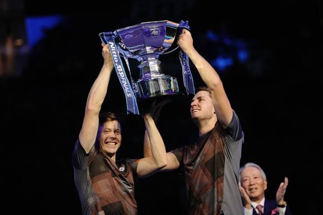 Great Britain s Henry Patten and Finland™s Harri Heliovaara celebrate with the trophy after winning their doubles final match and the ATP, Tennis Herren Finals against Great Britain s Joe Salisbury and Neal Skupski at the Inalpi Arena in Turin, Italy - Sunday, Nov. 16, 2025. -  Copyright: xMarcoxAlpozzi LaPressex