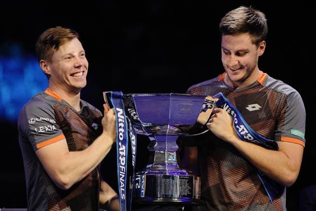 Great Britain s Henry Patten and Finland™s Harri Heliovaara celebrate with the trophy after winning their doubles final match and the ATP, Tennis Herren Finals against Great Britain s Joe Salisbury and Neal Skupski at the Inalpi Arena in Turin, Italy - Sunday, Nov. 16, 2025. -  Copyright: xMarcoxAlpozzi LaPressex