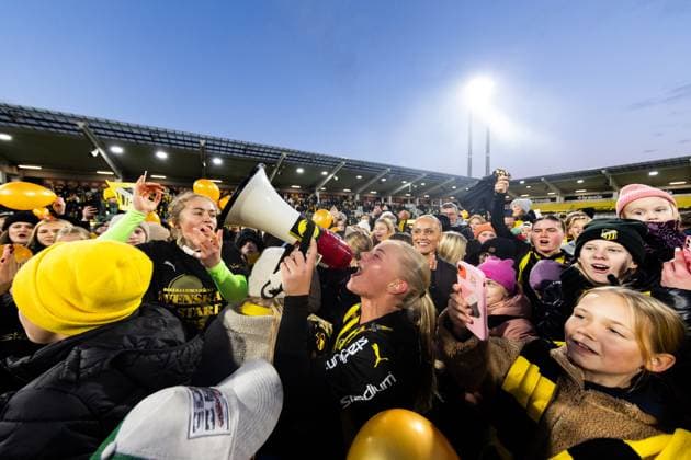 251116 Häckens Matilda Nildén celebrates after winning the Damallsvenskan and the football match between Häcken and Pitea on November 16, 2025 in Gothenburg  Copyright: MICHAELxERICHSEN BB251116MI028