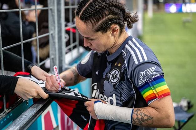 DFB Pokal Women TSG Hoffenheim Eintracht Frankfurt 16 11 2025 Eintracht Frankfurt player signs a jersey for fans on the sidelines DFB Pokal Women TSG Hoffenheim vs Eintracht Frankfurt, at the Dietmar Hopp Stadium in Hoffenheim Copyright: xBEAUTIFULxSPORTS Gelhardtx