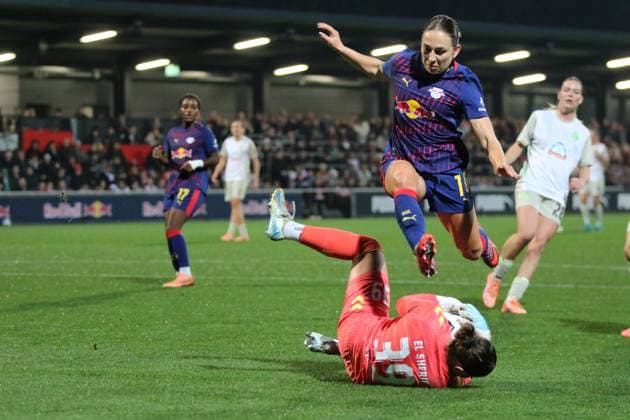 16 11 2025 Football Women 2025 2026 DFB Cup Round of 16 RB Leipzig SV Werder Bremen RB Leipzig Football Academy on Cottaweg Leipzig Mariella El Sherif Bremen grabs the ball in front of Gin Chie Leipzig Saxony Germany
