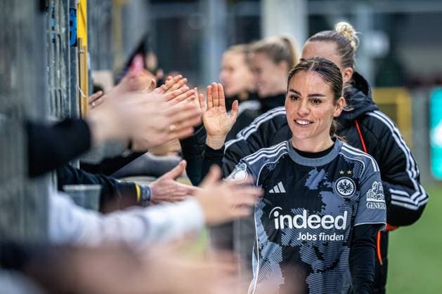 DFB Pokal Women TSG Hoffenheim Eintracht Frankfurt 16 11 2025 Ereleta Memeti 27 Eintracht Frankfurt greet the fans with a smile and raise their hands for the High Five DFB Pokal Women TSG Hoffenheim vs Eintracht Frankfurt, at the Dietmar Hopp Stadium in Hoffenheim Copyright: xBEAUTIFULxSPORTS Gelhardtx