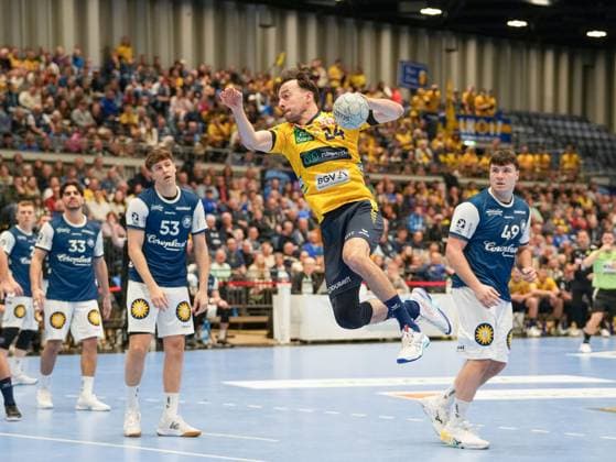 Patrick Groetzki Rhein Neckar Loewen, 24 on a jump shot Soeren Steinhaus Bergischer HC, 53 and Aron Seesing Bergischer HC, 49 can do nothing more Bergischer HC vs Rhein Neckar Loewen, Handball, 1 Bundesliga, Matchday 12, Season 2025 2026, 16 11 2025 Bergischer HC vs Rhein Neckar Loewen, Handball, 1 Bundesliga, Matchday 12, Season 2025 2026, 16 11 2025 Duesseldorf Copyright: xEibner-Pressefoto DamianxKruczynx EP_DKI