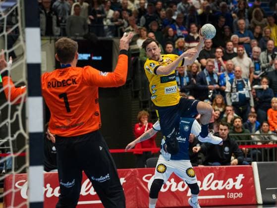 Patrick Groetzki Rhein Neckar Loewen, 24 on jump shot against Christopher Rudeck Bergischer HC, 01 Bergischer HC vs Rhein Neckar Loewen, Handball, 1 Bundesliga, Matchday 12, Season 2025 2026, 16 11 2025 Bergischer HC vs Rhein Neckar Loewen, Handball, 1 Bundesliga, Matchday 12, Season 2025 2026, 16 11 2025 Duesseldorf Copyright: xEibner-Pressefoto DamianxKruczynx EP_DKI