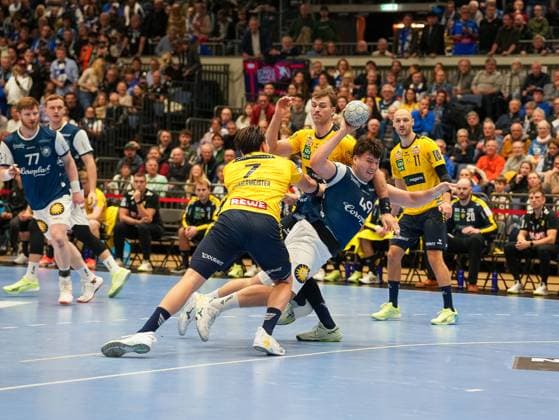 Aron Seesing Bergischer HC, 49 is blocked while throwing by Robert Timmermeister Rhein Neckar Loewen, 07 Bergischer HC vs Rhein Neckar Loewen, Handball, 1 Bundesliga, Matchday 12, Season 2025 2026, 16 11 2025 Bergischer HC vs Rhein Neckar Loewen, Handball, 1 Bundesliga, Matchday 12, Season 2025 2026, 16 11 2025 Duesseldorf Copyright: xEibner-Pressefoto DamianxKruczynx EP_DKI