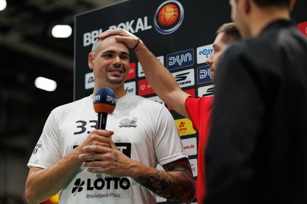 Stefan Jovic FC Bayern Basketball strokes Maik Zirbes Gladiators Trier over the head, Vet Concept Gladiators Trier vs FC Bayern Basketball, Basketball, BBL Cup, Quarterfinals, Season 2025 2026, 16 11 2025 Vet Concept Gladiators Trier vs FC Bayern Basketball, Basketball, BBL Cup, Quarterfinals, Season 2025 2026, 16 11 2025 Copyright: xEibner-Pressefoto AlexanderxNeisx EP_ANS